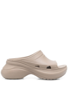 Balenciaga Sandali Bassi Pool Crocs Da Donna In Beige In Nude