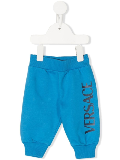 Versace Babies' Logo印花锥形运动裤 In Blue