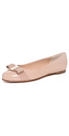 Ferragamo Varina Bow-detailed Patent-leather Ballet Flats In Amaretti