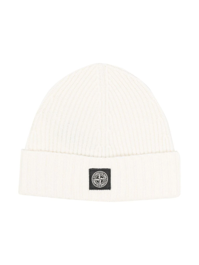 Stone Island Junior Logo-patch Ribbed-knit Beanie In 白色