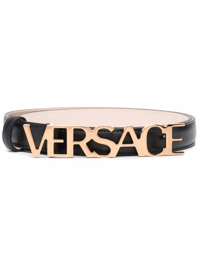 Versace Logo扣环皮质腰带 In Black