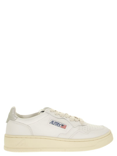 Autry White Medalist Low-top Leather Sneakers In White,mauve