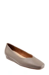 Softwalk Vellore Flat In Taupe Tumbled