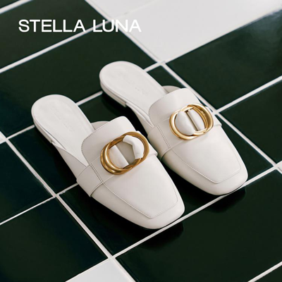 Stella Luna 女鞋2022春夏新款穆勒拖新月扣牛皮平底法式穆勒鞋 In White