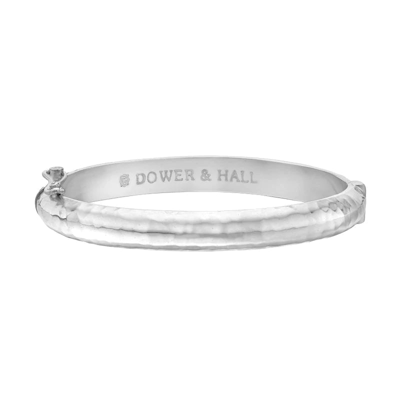 Dower & Hall 锤打压花效果手镯 In Silver