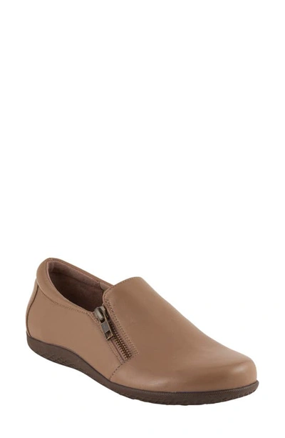 David Tate Bend Leather Flat In Taupe
