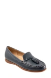 Trotters Dawson Tassel Loafer In Navy Leather