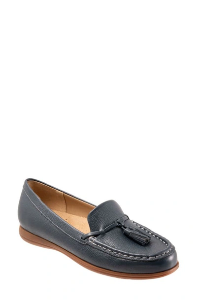 Trotters Dawson Tassel Loafer In Navy Leather