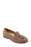 Trotters Dawson Tassel Loafer In Stone Suede