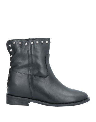 Geneve Ankle Boots In Black