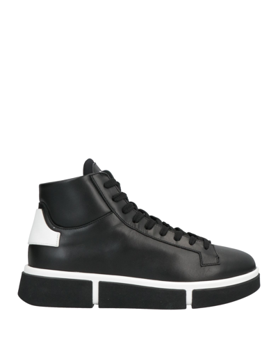 V Design Sneakers In Black
