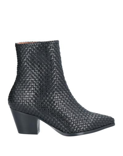 Souliers Martinez Ankle Boots In Black