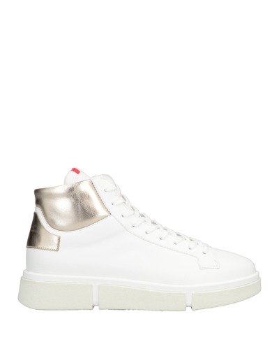 V Design Sneakers In White