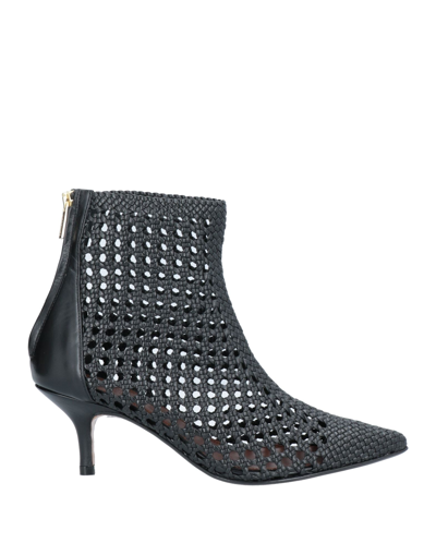 Souliers Martinez Ankle Boots In Black