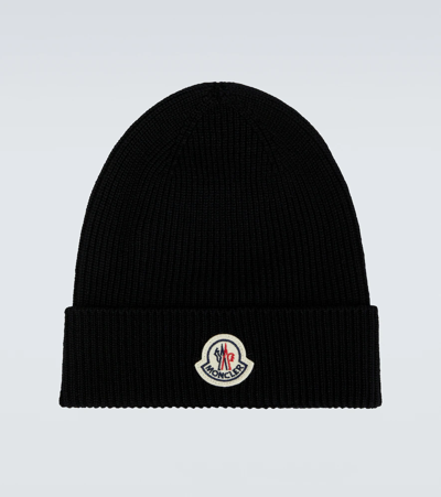 Moncler Embroidered Logo Knitted Beanie In Black