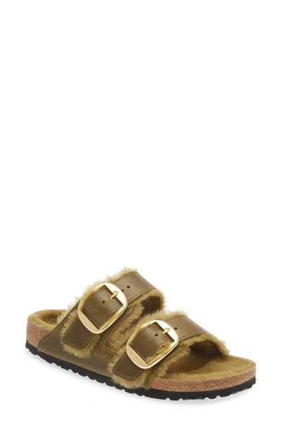 Birkenstock Arizona Big Buckle 皮毛一体凉鞋 In Beige