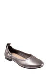 Trotters Gia Ballet Flat In Pewter