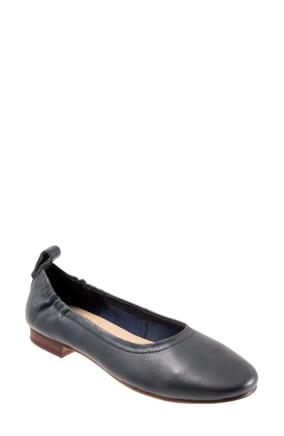 Trotters Gia Ballet Flat In Navy