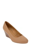 Andre Assous Khloe Featherweight Wedge Pump In Camel