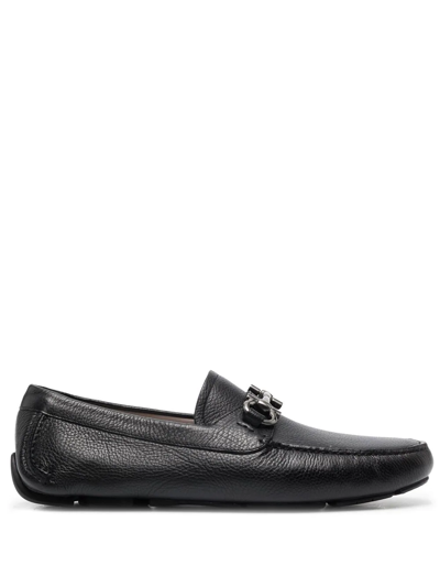 Ferragamo Gancini Pebbled-effect Loafers In Schwarz