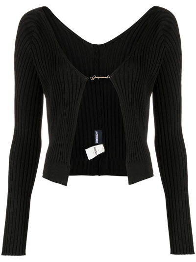 Jacquemus Gold Toned Logo Charm Ribbed Knit Cropped Cardigan In Black