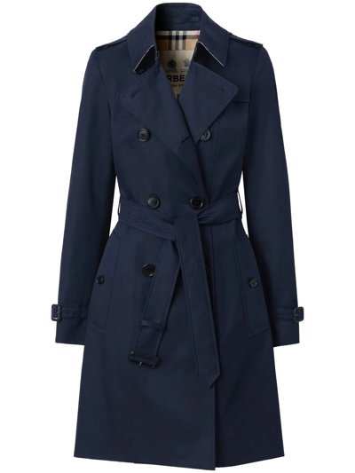 Burberry Short Chelsea Heritage Trench Coat In Blau