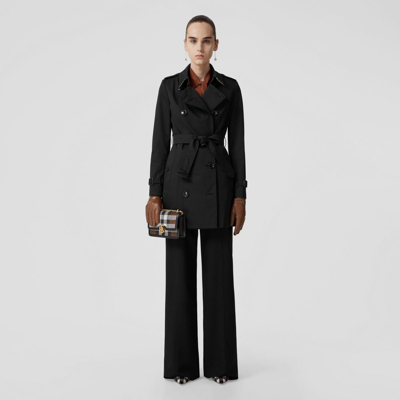 Burberry Short Chelsea Heritage Trench Coat In Black