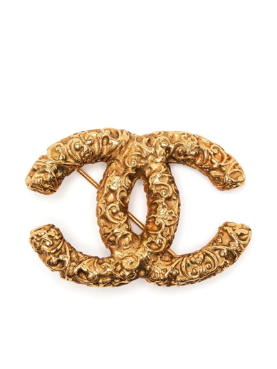 Pre-owned Chanel 1993 Cc Hammered-effect Brooch In Gold