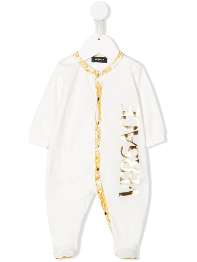 Versace Babies' 巴洛克印花长袖平纹针织连体衣 In White,gold