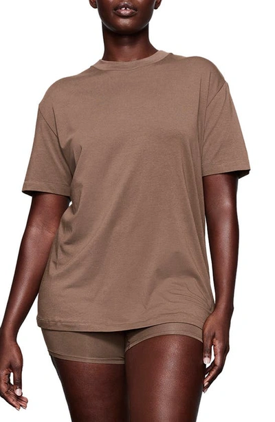 Skims Boyfriend T-shirt In Oxide