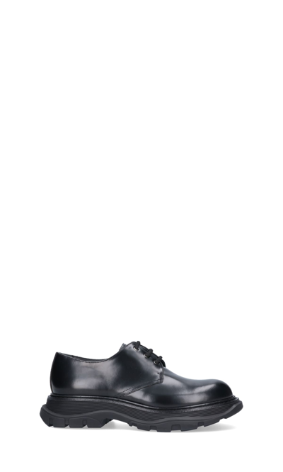 Alexander Mcqueen Laced Shoes In Black