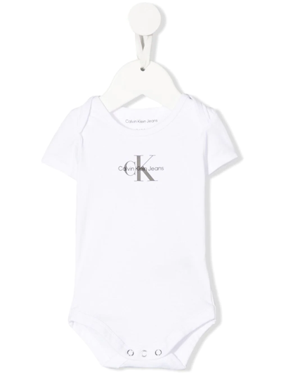 Calvin Klein Babies' Logo印花连体衣 In White