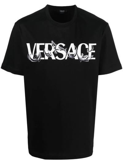 Tシャツ・カットソー VERSACE BAROQUE SILHOUETTE COTTON JERSEY LOGO T-SHIRT Versace Jeans Couture Baroque Logo Cotton T-Shirt | Saks
