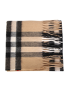 BURBERRY CASHMERE SCARF WITH CLASSIC BURBERRY PRINT. SIMPLE BUT ESSENTIAL, IT GIVES A CASUAL TOUCH TO THE WIN