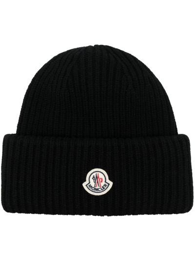 Moncler Logo-patch Ribbed Beanie In Schwarz