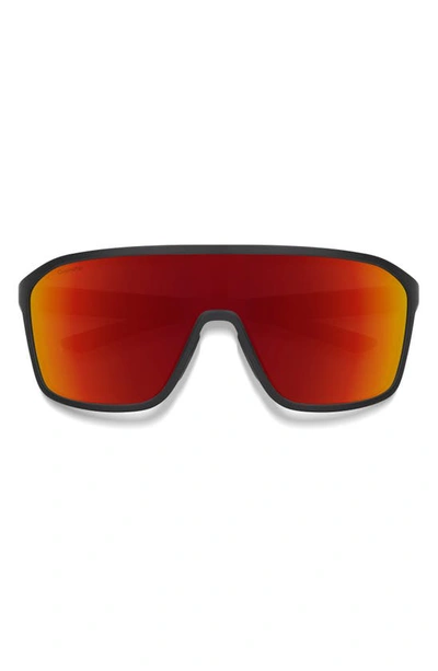 Smith Boomtown 135mm Chromapop™ Polarized Shield Sunglasses In Matte Black / Red Mirror