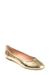 Journee Collection Kavn Flat In Gold