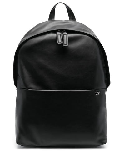 Calvin Klein Logo Zipped Backpack In Schwarz