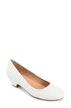 Journee Collection Saar Pump In White