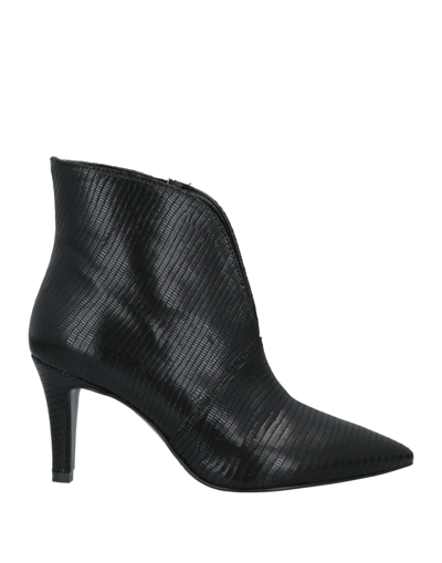 Momoní Ankle Boots In Black