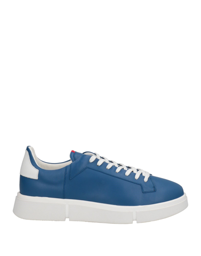 V Design Sneakers In Blue