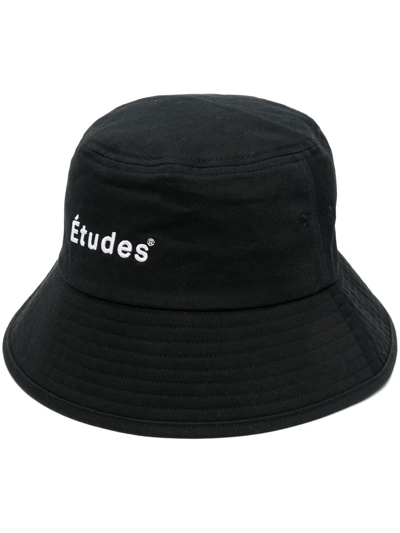 Etudes Studio Logo Embroidered Bucket Hat In Schwarz