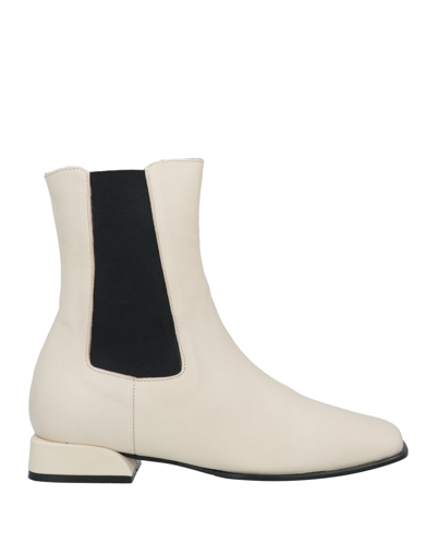 L'arianna Ankle Boots In White