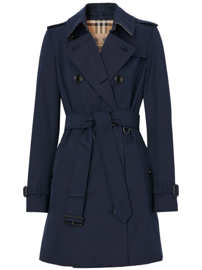 Burberry Short Chelsea Heritage Trench Coat In Blau