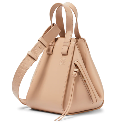 セール！ LOEWE 数量限定 Hammock バッグ コンパクト nude LOEWE Satin Calfskin Compact Hammock Shoulder Bag Nude