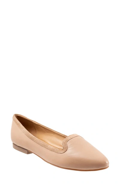 Trotters Hannah Pointed Toe Flat In Nude