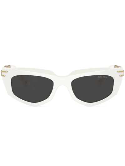 Miu Miu Chain-embellished Cat-eye Sunglasses In Weiss