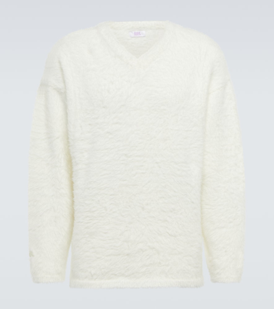 Erl Hairy V-neck Relaxed-fit Knitted Jumper In White