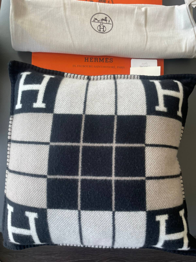Pre-owned Hermes Iconic Limited Edition Avalon Cashmere Pillow In Black
