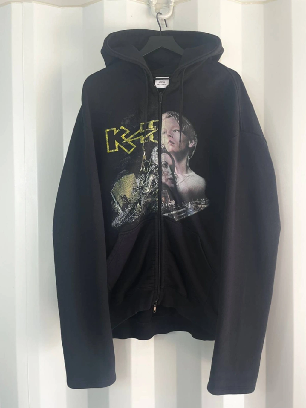 【VETEMENTS】KISS & TITANIC ZIP UP HOODIE Vetements Kiss & Titanic Hooded Zip-up Sweatshirt In Black